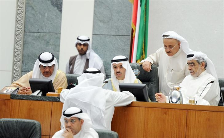 الرئيس علي الراشد ونائبه مبارك الخرينج وعدنان عبدالصمد ونبيل الفضل على المنصة	﻿