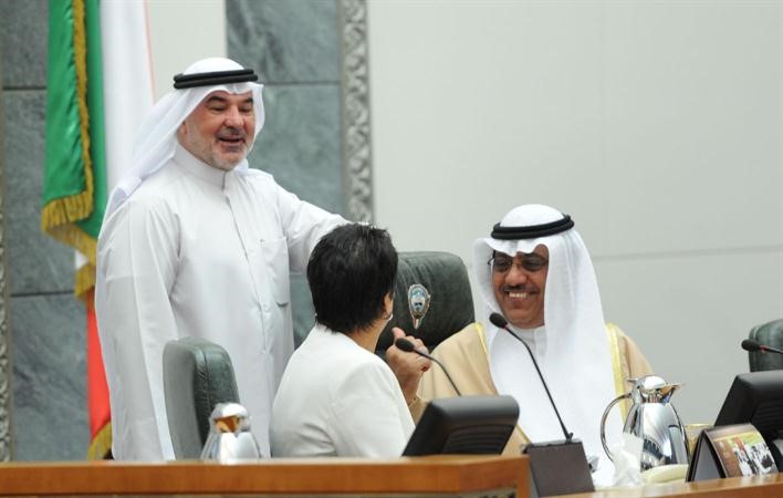 مبارك الخرينج مترئسا الجلسة وبجانبه صفاء الهاشم وصالح عاشور﻿