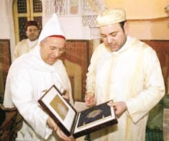 وزير الاوقاف احمد التوفيق يهدي جلالة الملك المصحف الشريف﻿