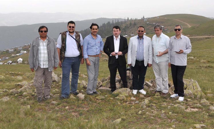 الوفد الاعلامي على قمة جبل كاردوس بصحبة ادم جيلان واوزجان بوداك وجمال قازاق