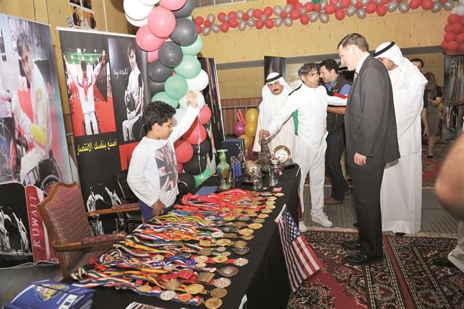 السفير الاميركي يستمع لحديث القلاف