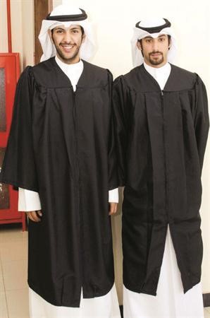 خريجان يحتفلان بالتخرج