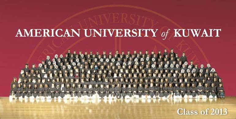 الدفعة التاسعة من الجامعة الامريكية في صورة جماعية