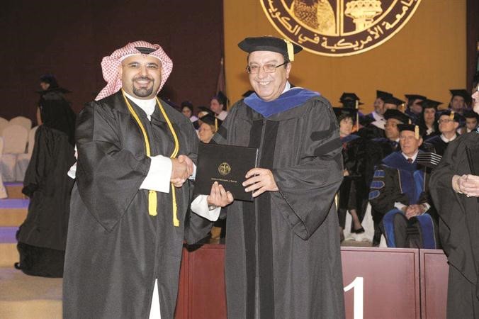 تكريم احد الخريجين