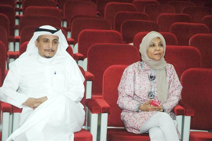 مريم الوتيد في مقدمة حضور الندوة﻿