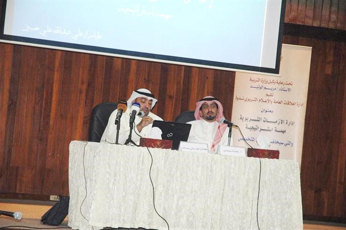الطيار علي عبدالله متحدثا خلال الندوة﻿
