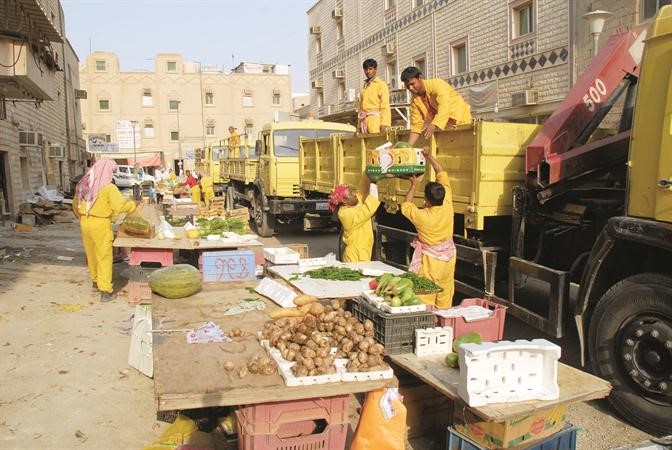 مصادرة مواد غذائية معروضة في اماكن مخالفة﻿