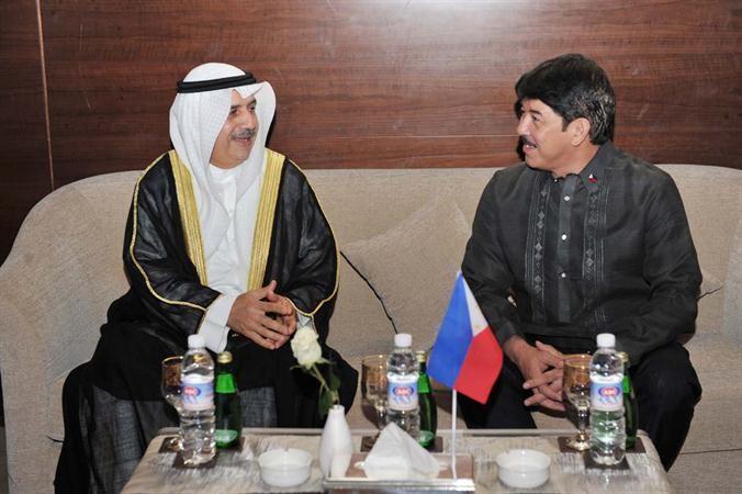 السفير محمد مجرن الرومي والقائم بالاعمال الفلبيني راوول داتا خلال الاحتفال	 هاني عبدالله﻿