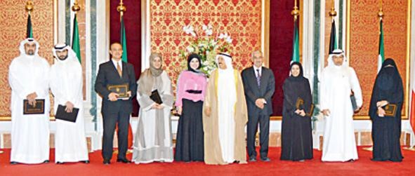 صاحب السمو الامير الشيخ صباح الاحمد مع عدد من الفائزين بجائزة الكويت الالكترونية﻿