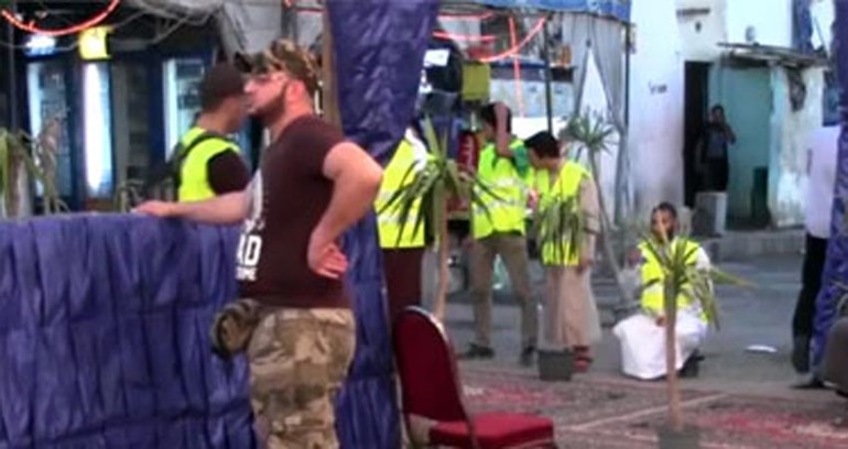 بالفيديو.. حارس يرتدي زياً عسكرياً يمنع الشرطة من تأمين «العريفي»