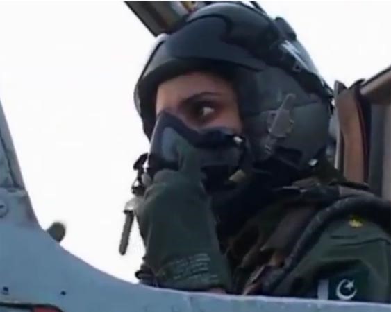 بالفيديو .. «عائشة» أول باكستانية تقود طائرة مقاتلة
