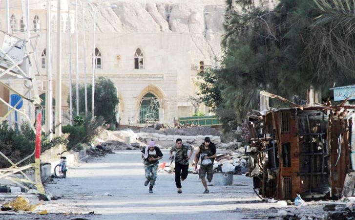 عناصر من الجيش السوري الحر خلال اشتباكات مع الجيش النظامي في دير الزور	 رويترز ﻿