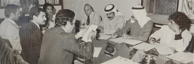 دابراهيم الشكري مجتمعا مع بعض الموظفين