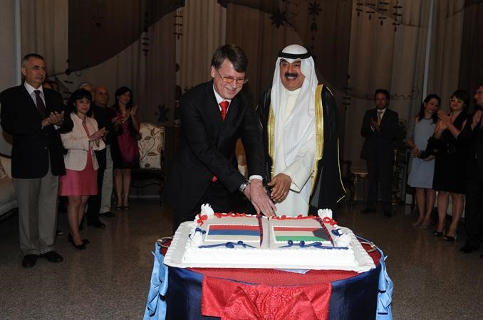 خالد الجارالله يشارك السفير الروسي قطع كعكة الاحتفال
