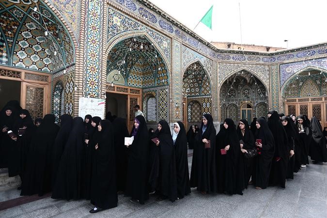 ايرانيات يصطففن في طابور امس في انتظار الادلاء باصواتهن افپ