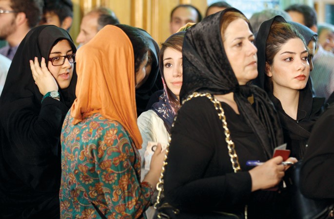 ايرانيات في انتظار الادلاء باصواتهن امس افپ