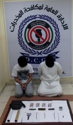 المتهمان وامامهما المضبوطات﻿