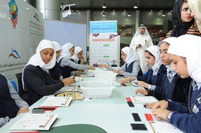 مجموعة من الفتيات في احدى الورش﻿