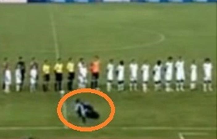 بالفيديو.. سقوط مصور في الملعب ووضعه على «نقالة» أثناء السلام الوطني