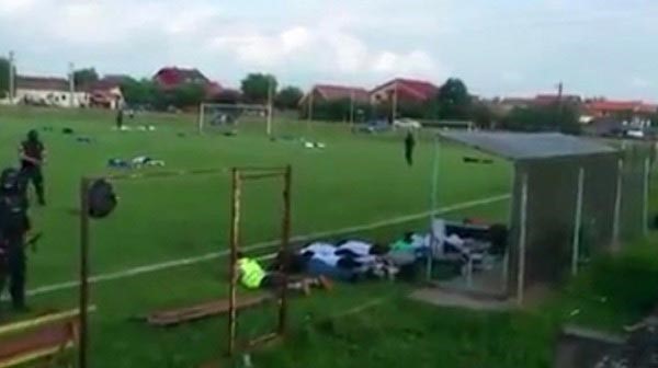 بالفيديو.. الشرطة الرومانية " تقتحم " ملعباً للقبض على لاعب