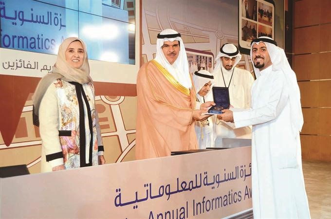 الشيخ سلمان الحمود مكرما احد المتطوعين بحضور الشيخة عايدة السالم﻿