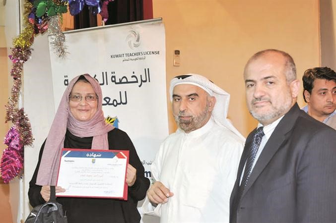 الكندري يكرم احدى المعلمات﻿