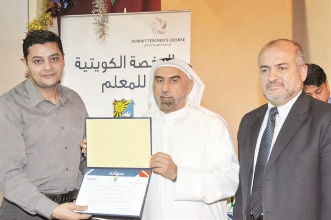 الكندري مكرما احد المعلمين﻿