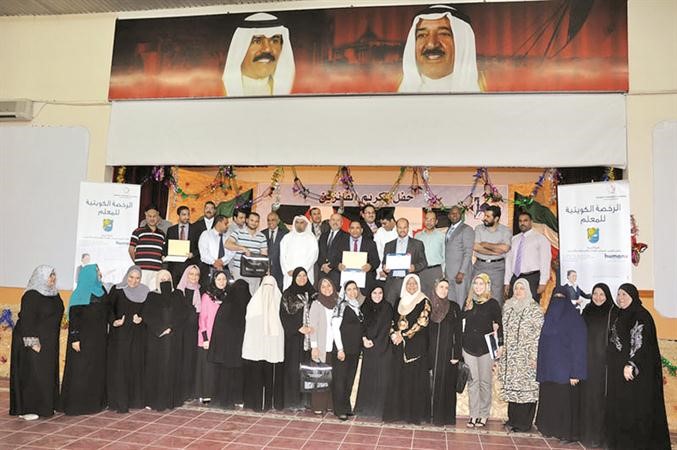 المشاركون في الدورة خلال الاحتفاء بهم﻿