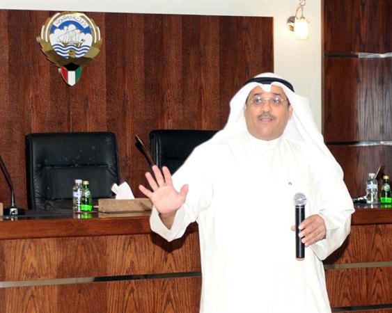 دعادل الوقيان متحدثا خلال الندوة﻿