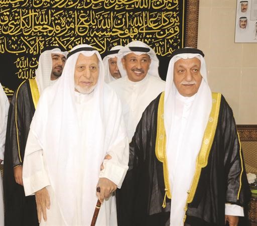 علي الحقان ونجله عبدالعزيز الحقان يباركان
﻿