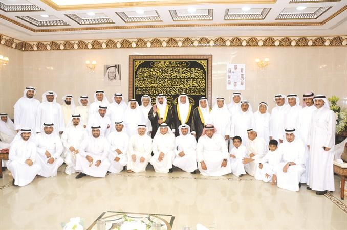المعرس متوسطا الاهل في لقطة تذكارية
﻿