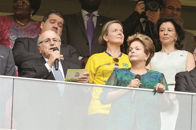 رئيسة البرازيل ديلما روسيف ورئيس فيفا جوزيف بلاتر وجدا صافرات جماهيرية خلال القاء كلمتيهما 	افپ﻿