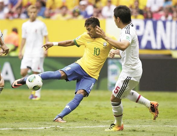 مهاجم البرازيل نيمار لحظة تسديده كرة الهدف الاول لمنتخب بلاده	 رويترز﻿
