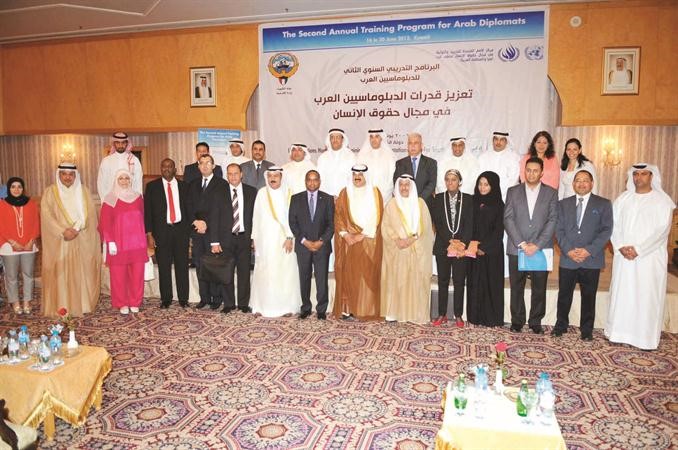 وكيل الخارجية السفير خالد الجارالله مع المشاركين في البرنامج	 سعود سالم﻿
