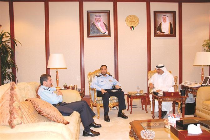  الشيخ احمد مشعل الاحمد اثناء لقائه مع العميد خالد التركيت والعميد خالد المكراد ﻿
