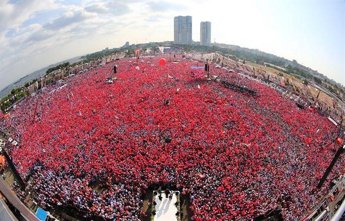 عشرات الالاف من انصار اردوغان في اسطنبول خلال القاء كلمته ﻿