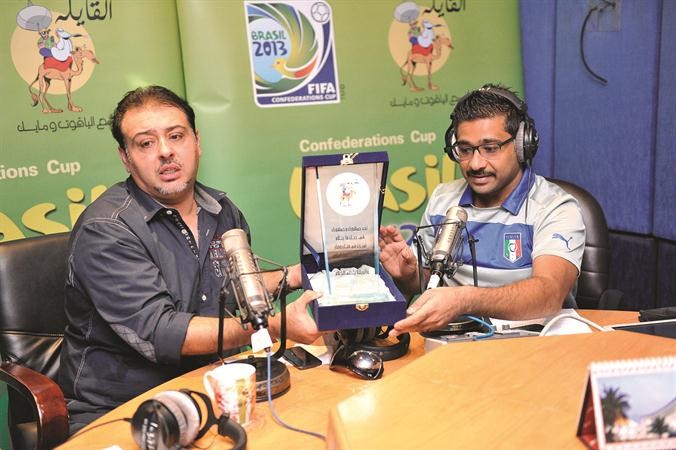 درع تذكارية وقصيدة مكتوبة عليه للبلام﻿
