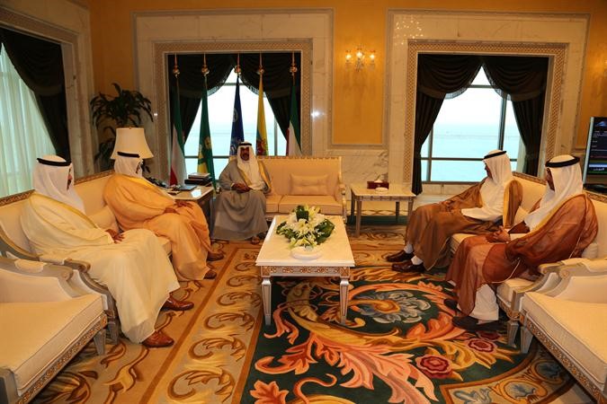 سمو ولي العهد الشيخ نواف الاحمد مستقبلا الشيخ احمد الخالد والشيخ صباح الخالد والشيخ سلمان الحمود والشيخ محمد العبد الله﻿