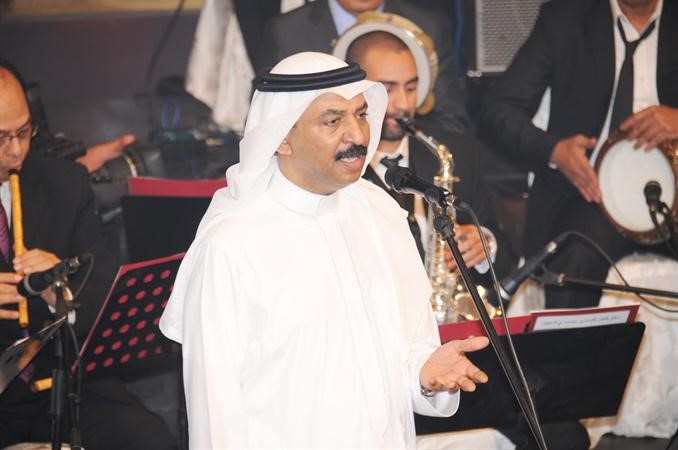 اخطبوط العود عبادي الجوهر اثناء وصلته الغنائية﻿