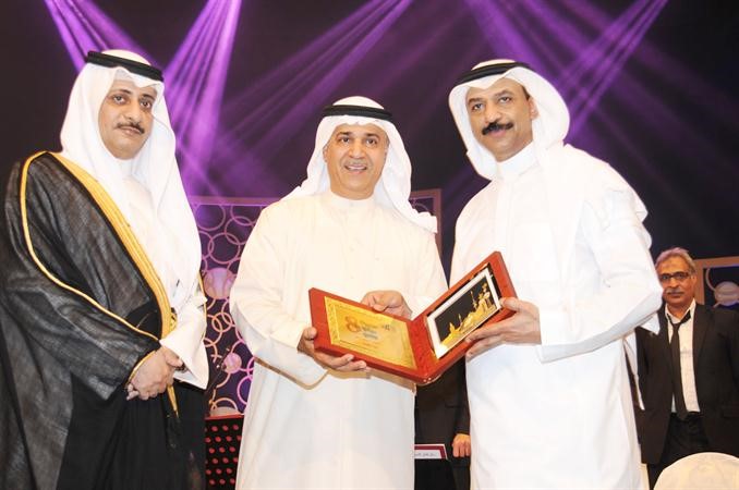 الامين العام للمجلس م علي اليوحة والامين المساعد لقطاع الثقافة د بدر الدويش يكرمان عبادي الجوهر﻿