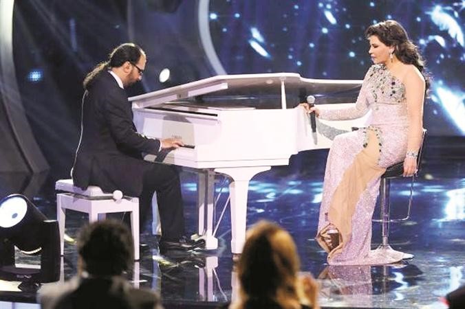 طليق اسماء المنور اثناء عزفه مع احلام ﻿
