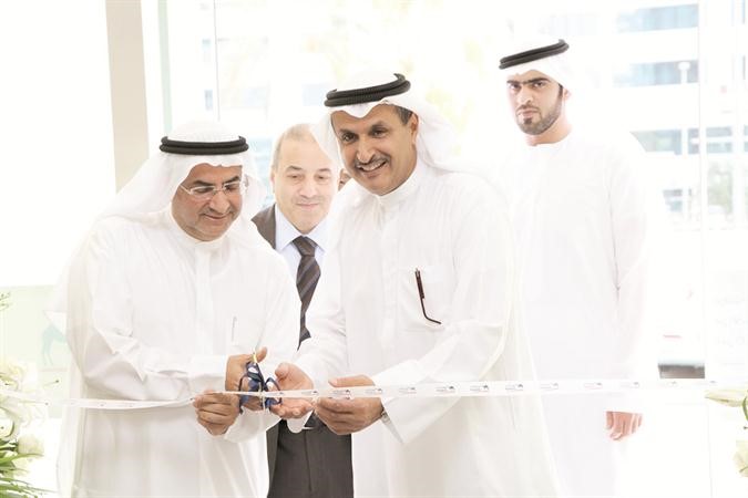 سعيد عبدالله الحامز وعصام جاسم الصقر يقصان شريط الافتتاح﻿
