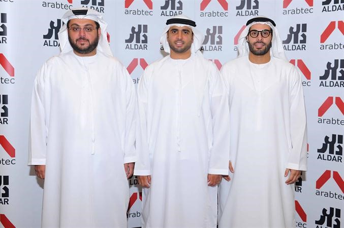 علي المهيري وحسن اسميك في لقطة عقب توقيع العقد 