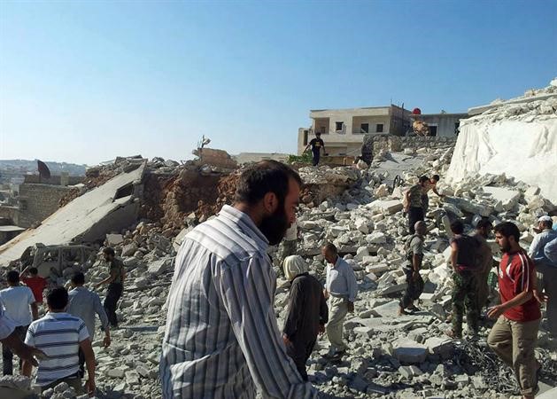 الدمار الذي خلفته غارة لطائرات النظام على قرية دارة عزة في حلب امس	 اپ﻿