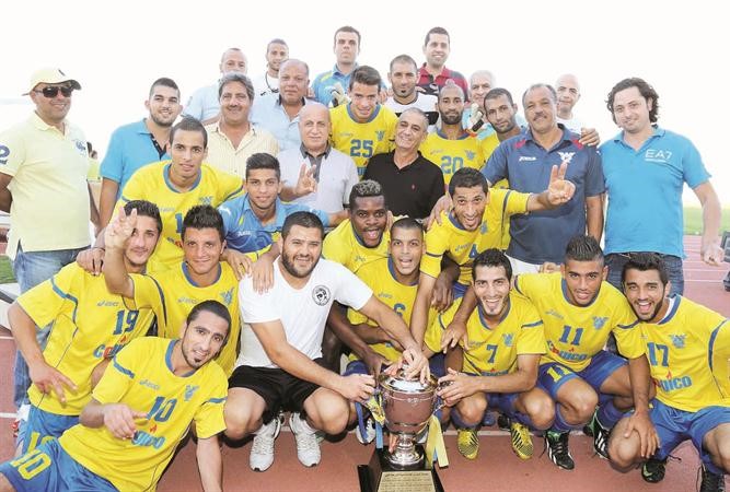 لاعبو الصفاء مع كاس الدوري 