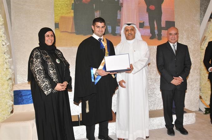 د محمد الهيفي يكرم احد الخريجين بحضور الشيخة اوراد الجابر