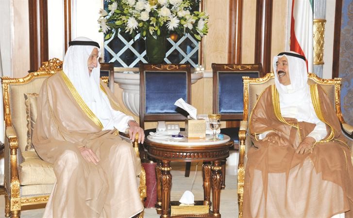 - صاحب السمو الامير الشيخ صباح الاحمد اثناء استقباله عبدالعزيز العدساني 