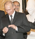 بوتين يجرب الخاتم المتهم بسرقته في صورة تعود للعام 2005﻿