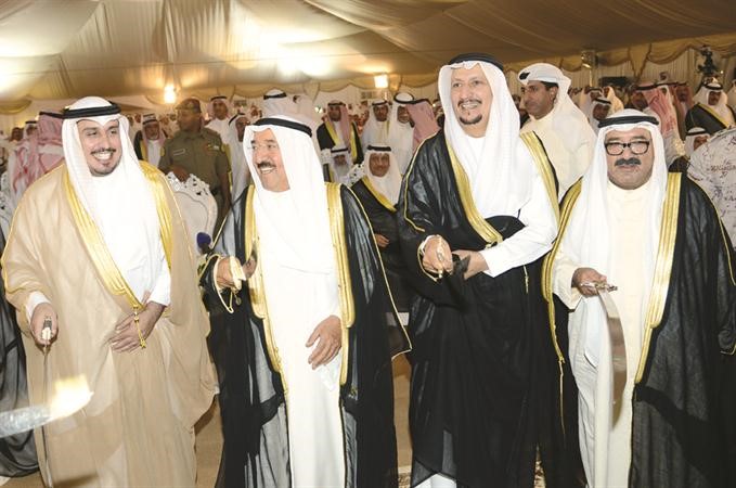 صاحب السمو الامير والشيخ ناصر صباح الاحمد وعدوان محمد الطوالة يؤدون العرضة