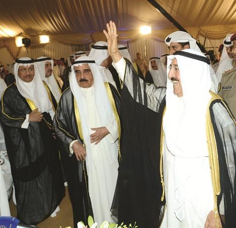 صاحب السمو الامير الشيخ صباح الاحمد يحيي الحضور لدى وصوله الى الحفل